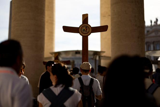 Sur la place Saint-Pierre, au Vatican, le 2 mai 2025. 