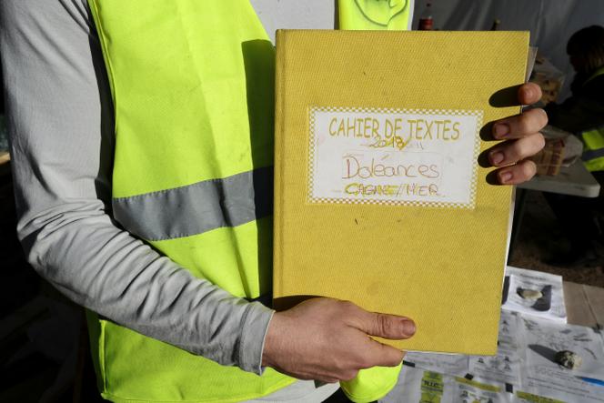Un « gilet jaune » tient un cahier de doléances, à Cagnes-sur-Mer (Alpes-Maritimes), le 20 décembre 2018.