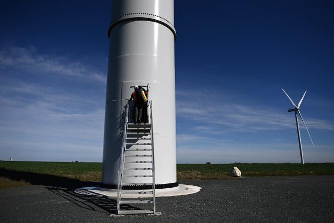 Un opérateur technique dans une éolienne, à Andilly-les-Marais, près de La Rochelle, le 10 mars 2025.