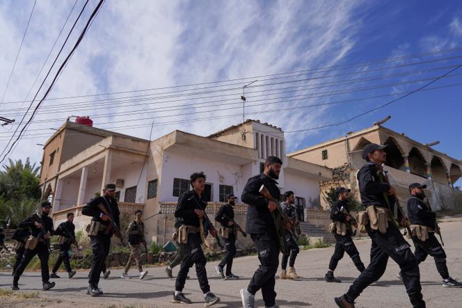 Des membres des forces de sécurité syriennes patrouillent dans le village d’Al-Soura al-Kubra, à la suite d’affrontements entre militants islamistes sunnites et combattants druzes, dans la province de Souweïda, en Syrie, le 2 mai 2025.