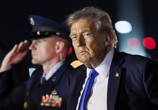 Donald Trump débarque d’Air Force One à l’aéroport international de Palm Beach, en Floride, le 1ᵉʳ mai 2025.
