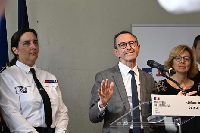 Le ministre de l’intérieur, Bruno Retailleau, au centre de rétention administrative de Metz-Queuleu, en Moselle, le 2 mai 2025.