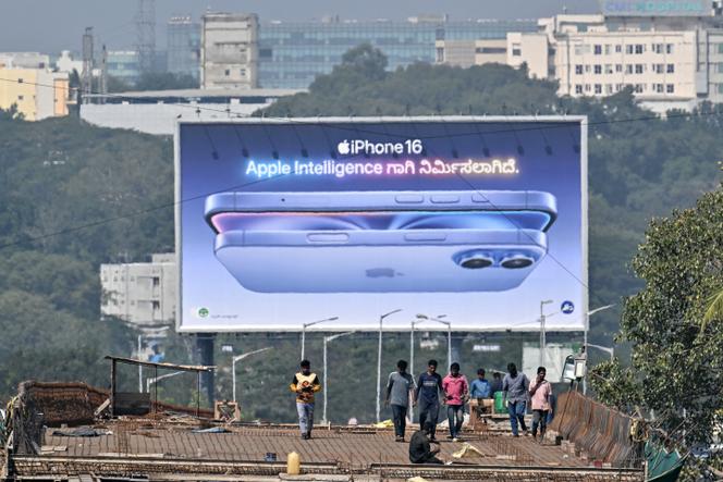 Publicité pour l’iPhone 16, d’Apple, à Bangalore (Inde), le 6 janvier 2025.