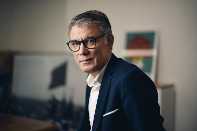 Portrait d'Olivier Faure, homme politique français membre du Parti socialiste, dans les nouveaux locaux du parti Boulevard Saint Martin. Olivier Faure est premier secrétaire du parti depuis 2018. Bureaux du Parti socialiste, Paris, France, 28 avril 2025.