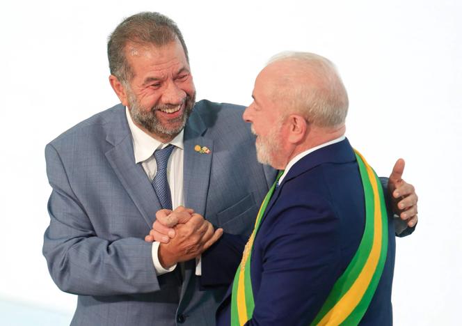 Le ministre brésilien de la Sécurité sociale, Carlos Lupi, avec le président Luiz Inacio Lula da Silva, le 1ᵉʳ janvier 2023, à Brasilia.