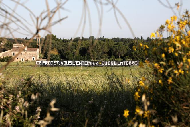 Au mas des Mourgues du Grès à Beaucaire (Gard), protestation contre la ligne à très haute tension prévue entre Jonquières-Saint-Vincent (Gard) et Fos-sur-Mer (Bouches-du-Rhône), le 5 juin 2024.