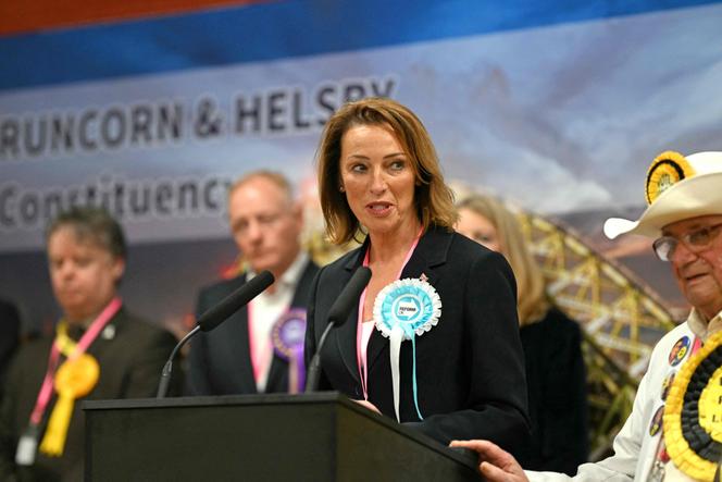 Sarah Pochin, la candidate du parti Reform UK, fait un discours après sa victoire lors de l’élection partielle dans la circonscription de Runcorn et Helsby, dans le nord-ouest de l’Angleterre, le 2&nbsp;mai 2025.