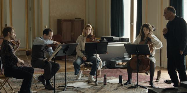 George (Mathieu Spinosi), Peter (Daniel Garlitsky), Apolline (Emma Ravier), Lise (Marie Vialle) et Charlie (Frédéric Pierrot), dans « Les Musiciens », de Grégory Magne.