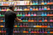 Lors de la préparation de la Foire du livre de Francfort, le 9 octobre 2018, à Francfort-sur-le-Main, en Allemagne.