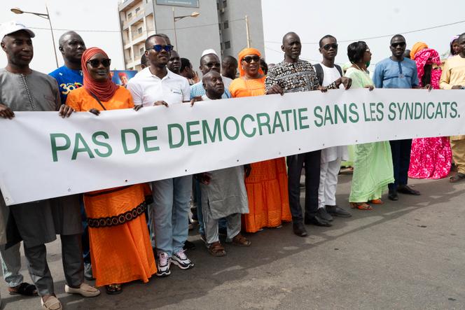 Des syndicalistes, lors de la manifestation pour célébrer le 1er-Mai, au siège de la Confédération nationale des travailleurs du Sénégal, à Dakar.