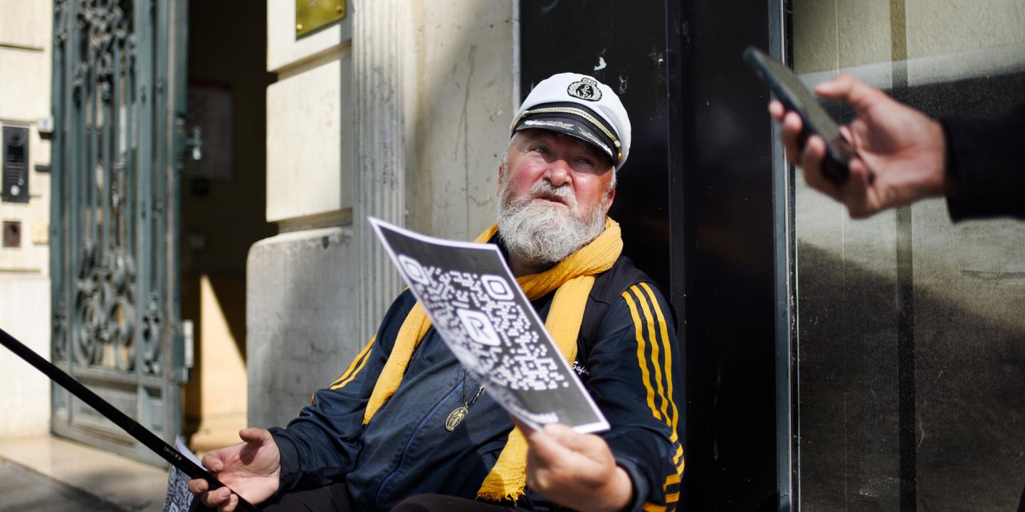Marian, le sans-abri des Champs Elysées :  Les gens n’ont plus d’espèces, alors on cherche des solutions 