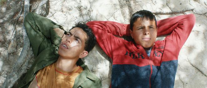 Nizar (Yassine Samouni) et Achraf (Ali Helali), dans « Les Enfants rouges », de Lotfi Achour.
