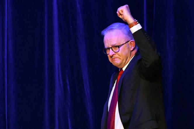Le premier ministre australien, Anthony Albanese, arrive sur scène après avoir remporté les élections générales lors de la soirée électorale du Parti travailliste, à Sydney, le 3 mai 2025.