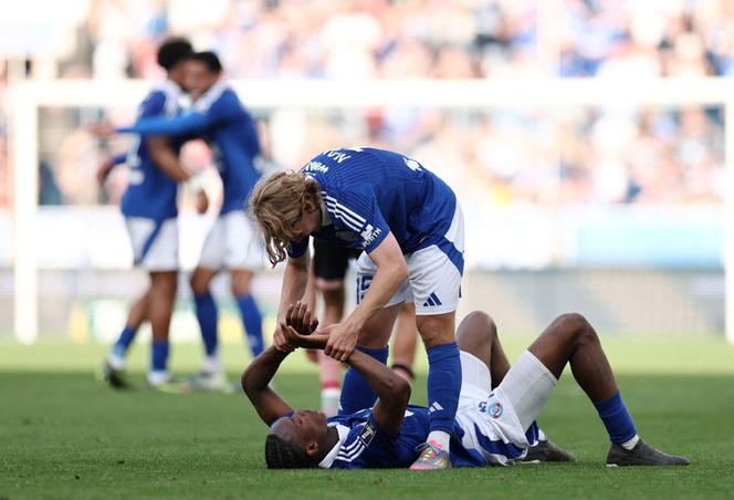 Sebastian Nanasi et Emanuel Emegha, du RC Strasbourg, célèbrent après le match de Ligue 1 face au PSG, au Stade de la Meinau, le 3 mai 2025.