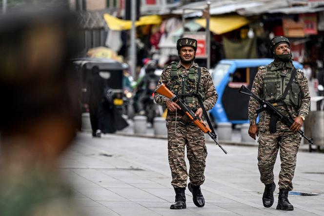 Des paramilitaires indiens effectuent une ronde de surveillance à Srinagar, dans l’Etat de l’Uttarakhand, en Inde, le 3 mai 2025.