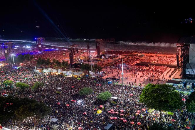 La plage de Copacabana, à Rio de Janeiro, lors du concert gratuit de Lady Gaga, le 3 mai 2025.