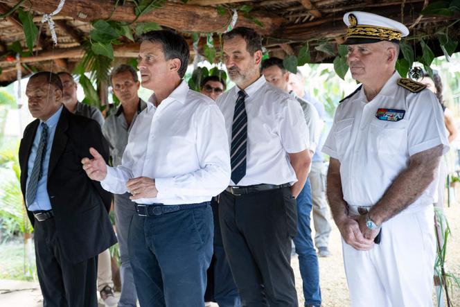 Le ministre des outre-mer, Manuel Valls, à Pouembout (Nouvelle-Calédonie), le 1ᵉʳ mai 2025.