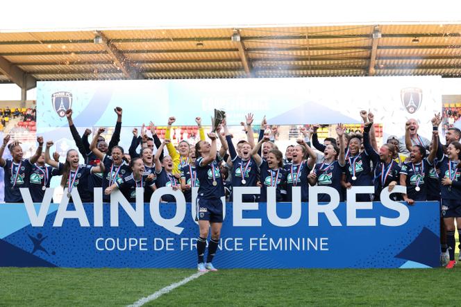 Les joueuses du Paris FC célèbrent leur victoire en Coupe de France de football féminin contre le Paris Saint-Germain, le 3 mai 2025, au stade de l’Epopée, à Calais.