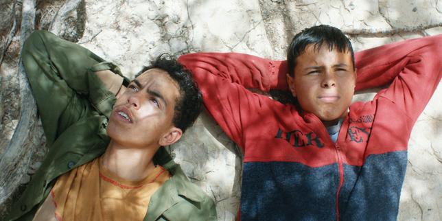 Nizar (Yassine Samouni) et Achraf (Ali Helali), dans « Les Enfants rouges », de Lotfi Achour.