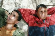 Nizar (Yassine Samouni) et Achraf (Ali Helali), dans « Les Enfants rouges », de Lotfi Achour.