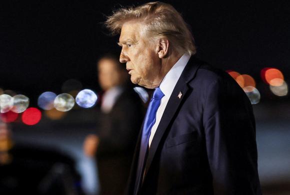 Donald Trump débarque d’Air Force One à l’aéroport international de Palm Beach, en Floride, le 1ᵉʳ mai 2025.