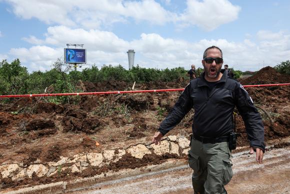 Un policier israélien dans la zone où est tombé le missile houthiste, dans le périmètre de l’aéroport Ben-Gourion de Tel-Aviv, le 4 mai 2025.