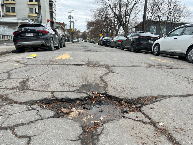 Un nid-de-poule dans une rue de Montréal (Canada).