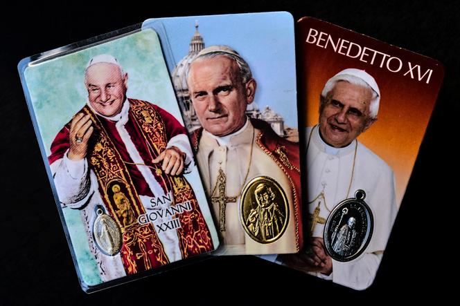 De gauche à droite, Jean XXIII, Jean Paul II et Benoît  XVI.