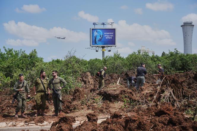 Des militaires et des policiers israéliens sur le point d’impact du missile houthiste, à proximité de l’aéroport Ben-Gourion de Tel-Aviv, le 4 mai 2025.