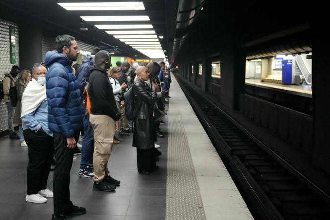 Des voyageurs sur le quai du RER à la station Châtelet-Les Halles, à Paris, en mai 2021.