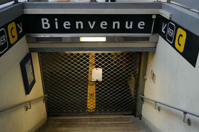 Un préavis de grève collé sur l’entrée fermée de la gare RER d’Austerlitz, à Paris, le 21 mai 2024.