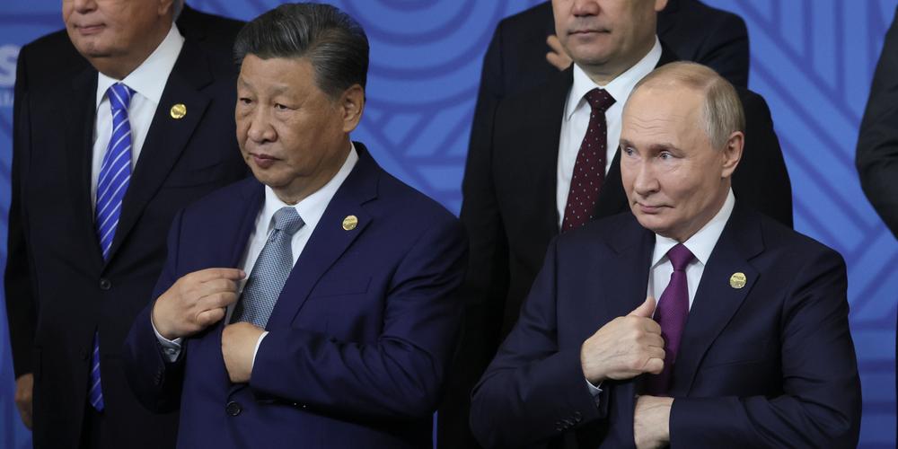 Le président chinois, Xi Jinping, et le président russe, Vladimir Poutine, lors d’un sommet des BRICS à Kazan (Russie), le 24 octobre 2024. - MAXIM SHIPENKOV / AP