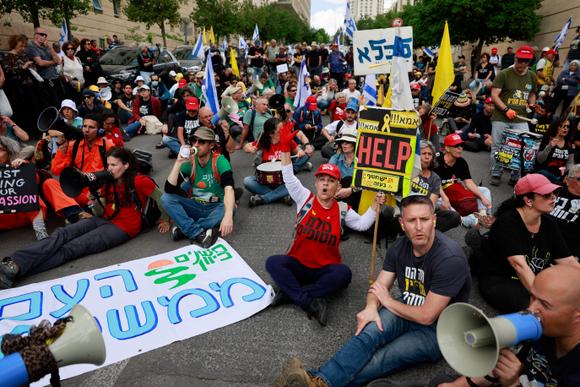 Des manifestants contre le gouvernement israélien, devant le bureau de Benyamin Nétanyahou, à Jérusalem, le 5 mai 2025.