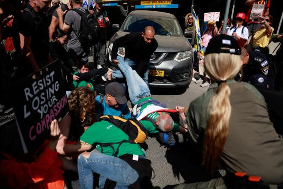 Les forces de sécurité israéliennes interviennent lors d’un sit-in devant le bureau de Benyamin Nétanyahou, à Jérusalem, le 5 mai 2025.