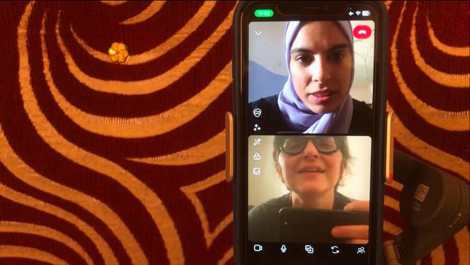 Extrait du film documentaire « Put Your Soul on Your Hand and Walk », de l’Iranienne Sepideh Farsi (en bas), dédié à la journaliste gazaouie Fatima Hassouna (en haut).