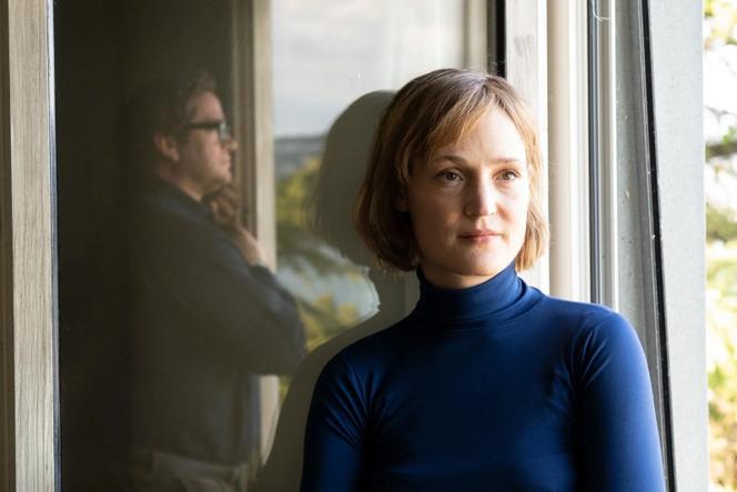 Ingeborg Bachmann (Vicky Krieps) et Max Frisch (Ronald Zehrfeld, visible dans le reflet de la vitre), dans « Ingeborg Bachmann », de Margarethe von Trotta.