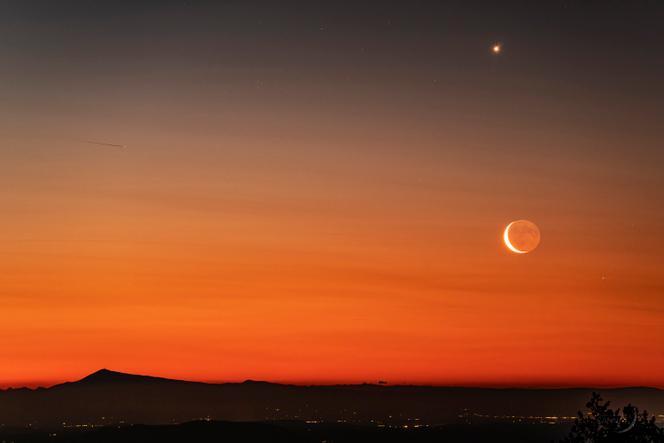 Lever de Vénus, d’un mince croissant lunaire et de Saturne à droite du mont Ventoux, le 25 avril 2025. Image prise un peu plus d’une heure avant le lever du Soleil depuis le sommet du mont Aigoual, soit au début du crépuscule nautique lorsque le Soleil est encore à près de 12 ° sous l’horizon et que le ciel se pare de couleurs de plus en plus intenses. Technique : boîtier Sony A7III avec un objectif Sony GM de 200 mm diaphragmé à 5 ; 0,5 sec de pose à 1 600 ISO.