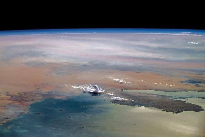La péninsule arabique prise en photo depuis la Station spatiale internationale. Le nuage au centre est un cumulus congestus. Ces cumulus imposants se forment lorsque l’air chaud et humide s’élève rapidement, signe d’une instabilité atmosphérique à haute altitude, et peuvent se transformer en cumulonimbus. Le 19 septembre 2024.