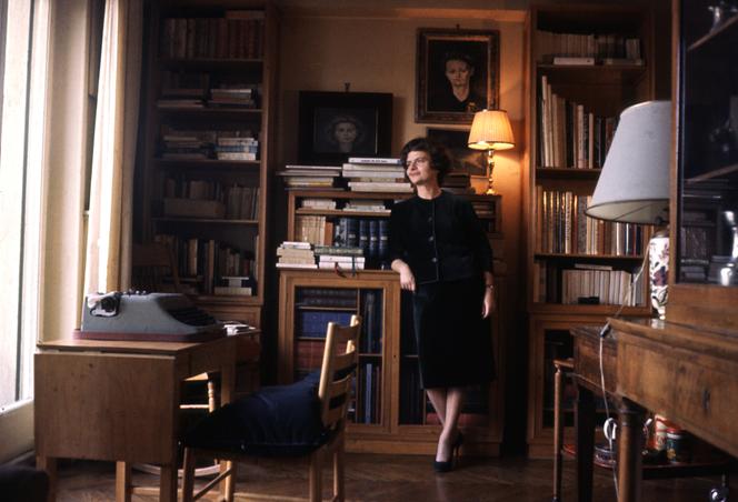 L’écrivaine italienne Elsa Morante, chez elle, à Rome, en 1960.
