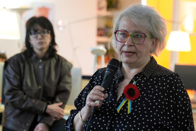 La journaliste Ekaterina Barabach, lors d’une réunion organisée par Reporters sans frontières (RSF), à Paris, le 5 mai 2025.