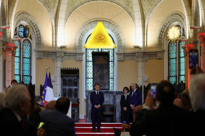 Le président Emmanuel Macron après son discours à la Grande Loge de France, la plus ancienne obédience maçonnique de France, entouré de la ministre de la culture, Rachida Dati, et du Grand maître franc-maçon, Thierry Zaveroni, à Paris, lundi 5 mai 2025.