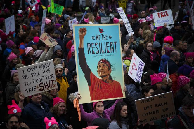 Une femme tient une pancarte à l’effigie d’une Amérindienne, lors de la Marche des femmes, à Washington, le 21 janvier 2017.