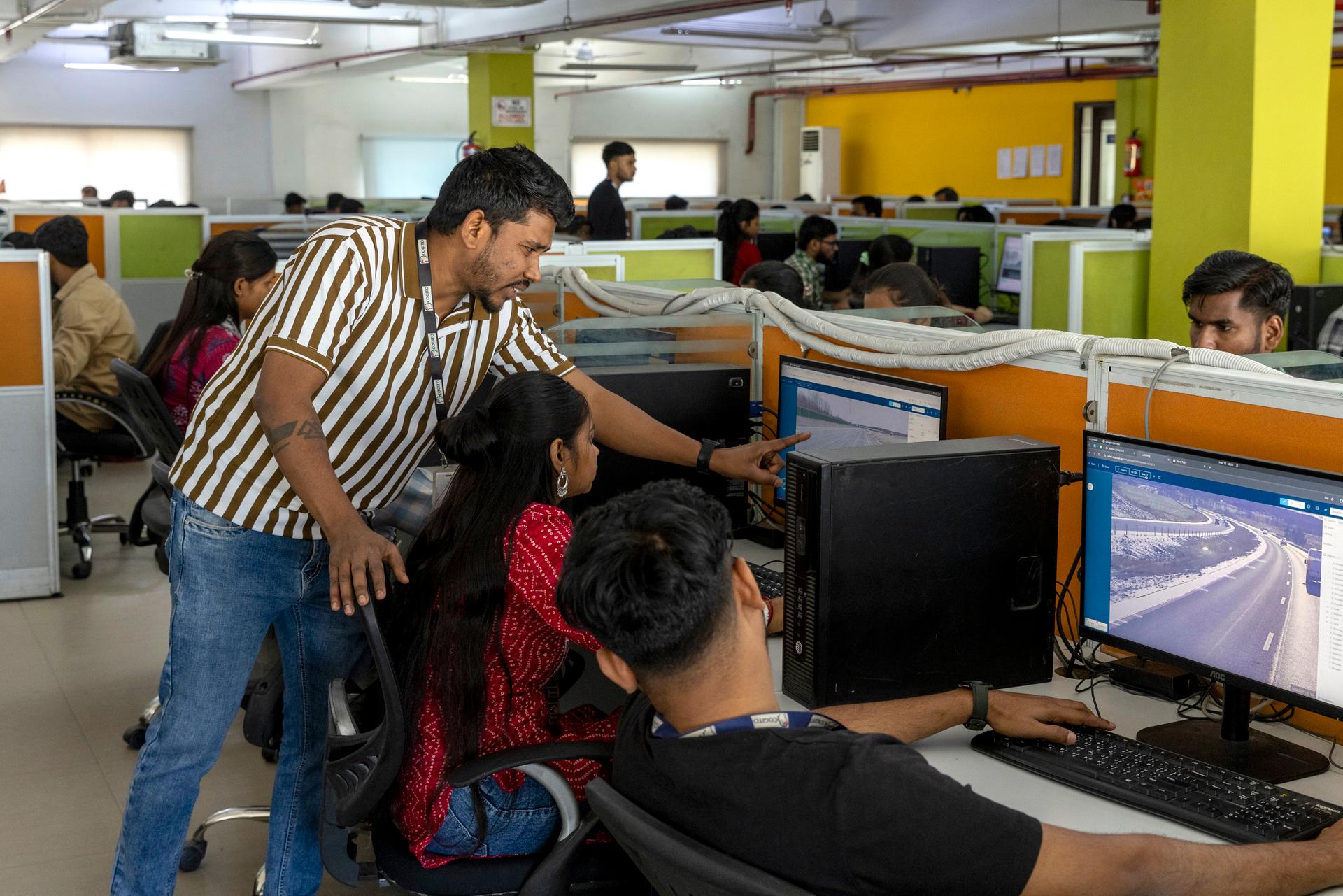 Des employés saisissent des données, dans les bureaux de Cogito Tech, à Noida, dans l’Uttar Pradesh, en Inde, le 11 mars 2025.