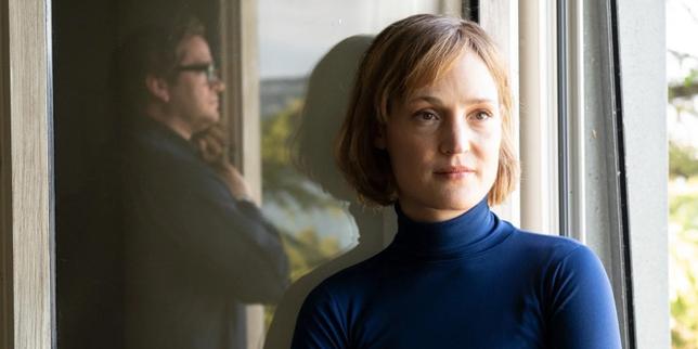 Ingeborg Bachmann (Vicky Krieps) et Max Frisch (Ronald Zehrfeld, visible dans le reflet de la vitre), dans « Ingeborg Bachmann », de Margarethe von Trotta.