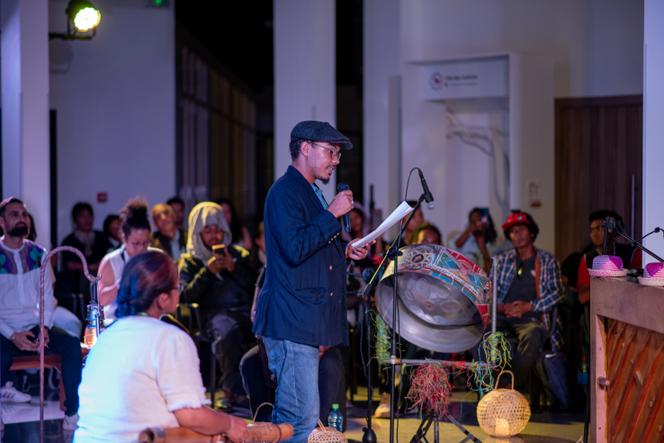 Le poète Elie Ramanankavana, lors du relais de la flamme poétique, à la Cité des cultures, à Antananarivo, le 7 mars 2025.