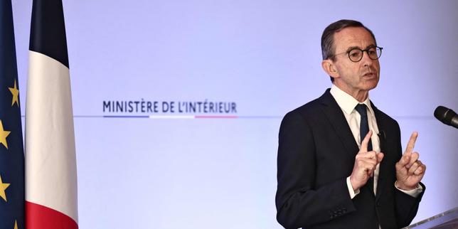 Naturalisations : Bruno Retailleau « assume de durcir les critères »
