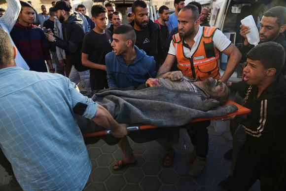 Un Palestinien blessé dans une frappe israélienne sur une école abritant des personnes déplacées dans le camp d’Al-Boureij est amené à l’hôpital des martyrs d’Al-Aqsa, à Deir Al-Balah, dans le centre de Gaza, le 6 mai 2025.