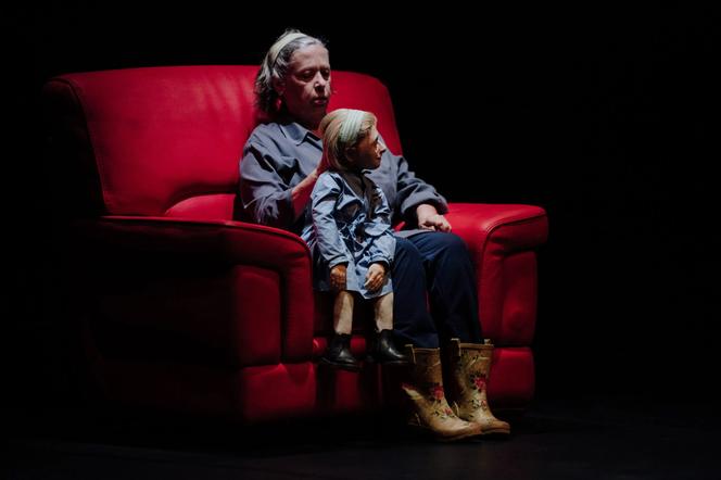 La grande Agnès (Limbos) et la petite Agnès en version marionnette dans le spectacle « Les Lettres de mon père », à Charleville-Mézières, le 16 septembre 2023.