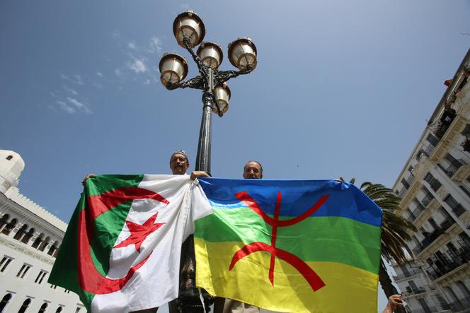 Des manifestants brandissent les drapeaux algérien et amazigh, à Alger, en juin 2019.