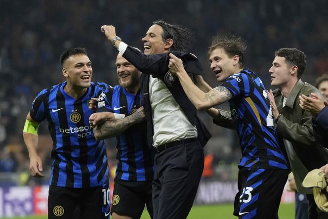 Simone Inzaghi et ses joueurs célèbrent la victoire de l’Inter Milan en demi-finale de la Ligue des champions, mardi 6 mai 2025, au stade Giuseppe Meazza, dans la capitale lombarde.